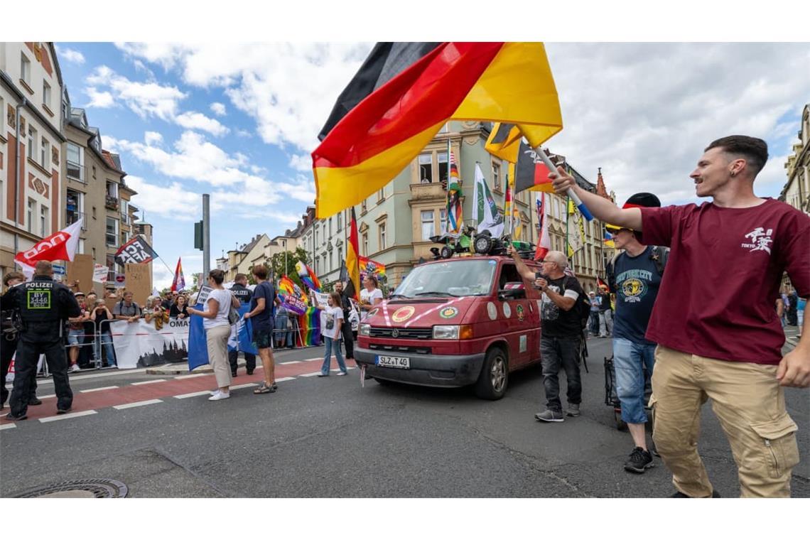Zur Einigkeits-Demo kamen rund 1.500 Menschen, zur Gegendemo nach Behördenangaben 4.000 Menschen.
