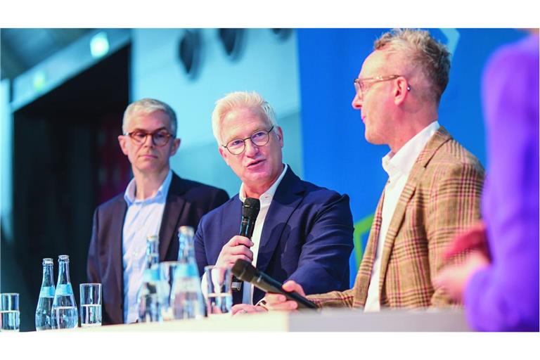 Zur Eröffnung der 25. Invest in diesem Jahr auf dem Podium (von links nach rechts): Dragan Radanovic, Handelsvorstand der Börse Stuttgart Gruppe, Wall-Street-Experte und Finanzjournalist Markus Koch sowie Alexander Wehrle, Vorstandsvorsitzender der VfB Stuttgart 1893 AG.