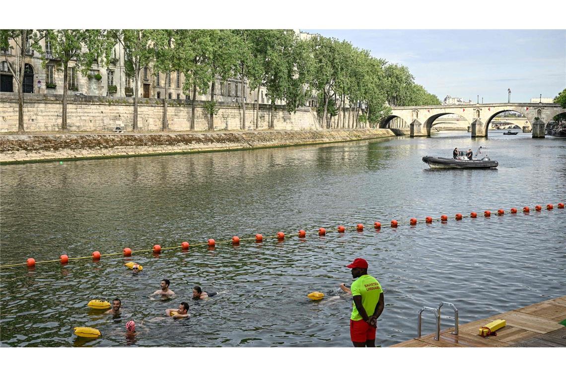 Zur Eröffnung der drei neuen Freibäder in der Seine standen die ersten Schwimmerinnen und Schwimmer schon morgens Schlange.