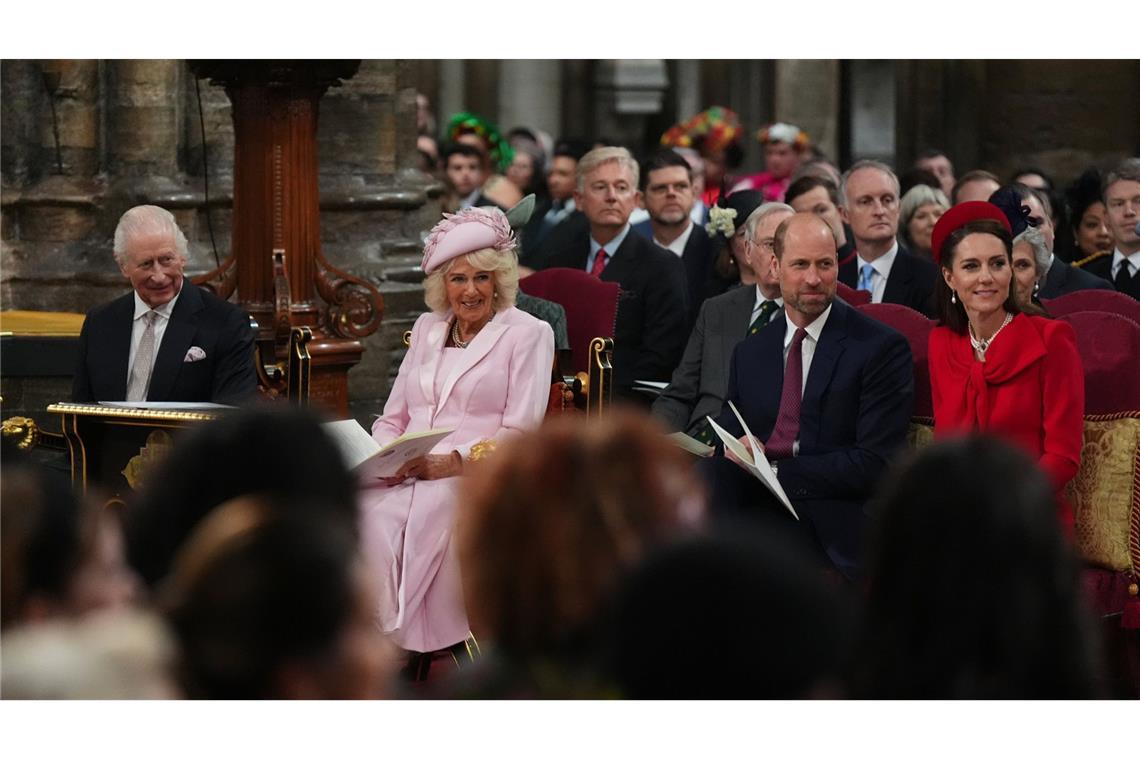 Kanadas König kämpft mit Stuhlbeinen und Ahornblättern Zur Feier des Commonwealth in Westminster Abbey war Prinzessin Kate ganz in Rot gekleidet erschienen. Charles und Königin Camilla hatten auf Stühlen mit dem Ahornblatt-Motiv Platz genommen.