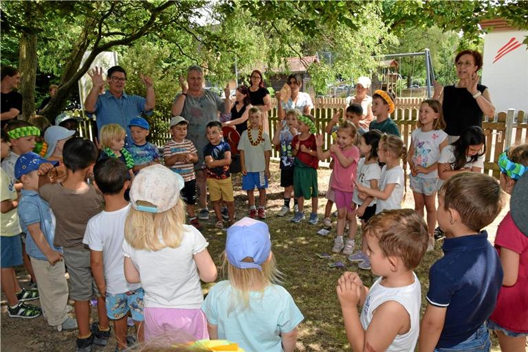 Zur Feier des Tages führten die Kinder mit ihren Erzieherinnen einige Bewegungslieder auf. Foto: Elisabeth Klaper