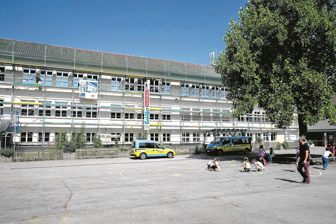 Sanierung als Langstreckenlauf Zur Generalsanierung der Walterich- und Herzog-Christoph-Schule gehörte auch ein neuer Anstrich der Fassade. Wie hier Ende Juli 2016 konnten die meisten Arbeiten nur innerhalb der Schulferien erledigt werden. Archivfoto: J. Fiedler