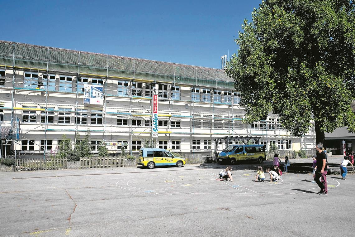 Zur Generalsanierung der Walterich- und Herzog-Christoph-Schule gehörte auch ein neuer Anstrich der Fassade. Wie hier Ende Juli 2016 konnten die meisten Arbeiten nur innerhalb der Schulferien erledigt werden. Archivfoto: J. Fiedler