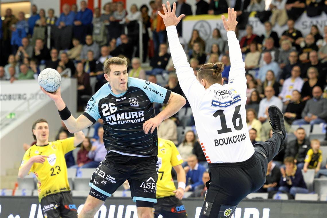 Zur Pause haben Paul Krügele und der HCOB eine Überraschung noch im Blick. Am Ende scheitern die Angreifer des Schlusslichts aber zu oft an Coburgs starkem Torhüter Petros Boukovinas und unterliegen klar. Foto: Alexander Hornauer