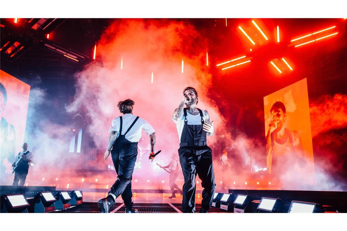 Zur Performance gehören stets die passenden Outfits und eine wilde Choreographie.