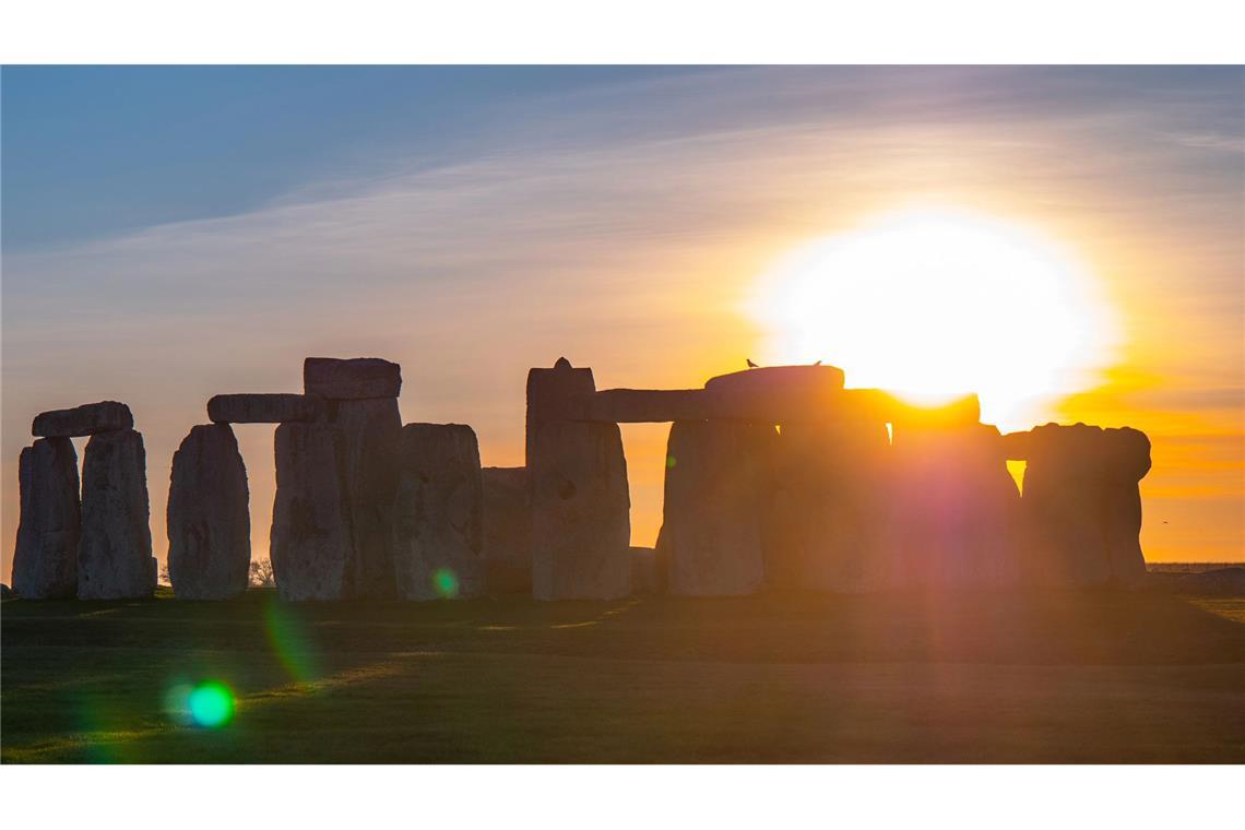 Zur Sommersonnenwende – in diesem Jahr am 20. Juni –  geht die Sonne exakt hinter dem  „Heel Stone“ auf, dem Eingang zu dem jahrtausendealten, weltbekannten Steinkreis von Stonehenge. Die Sonnenstrahlen fallen in die Mitte des Monuments. Die Steine sind exakt auf den Sonnenstand der Sommer- und Wintersonnenwende ausgerichtet.