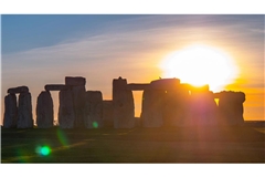 Zur Sommersonnenwende – in diesem Jahr am 20. Juni –  geht die Sonne exakt hinter dem  „Heel Stone“ auf, dem Eingang zu dem jahrtausendealten, weltbekannten Steinkreis von Stonehenge. Die Sonnenstrahlen fallen in die Mitte des Monuments. Die Steine sind exakt auf den Sonnenstand der Sommer- und Wintersonnenwende ausgerichtet.