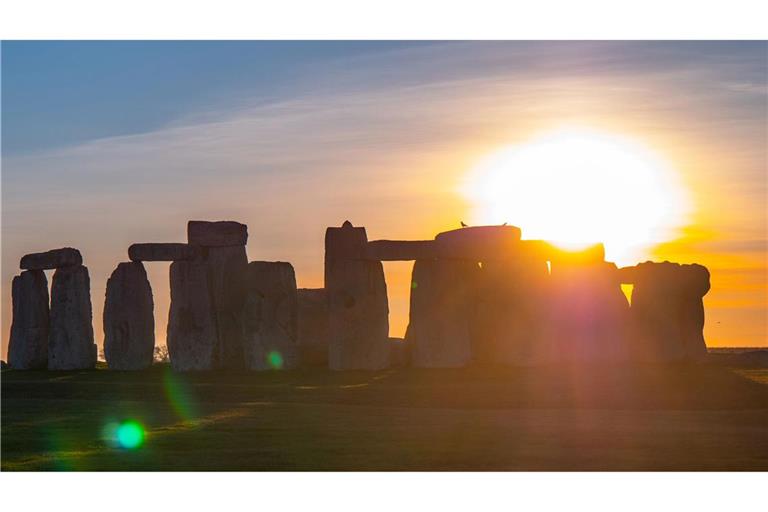 Zur Sommersonnenwende – in diesem Jahr am 20. Juni –  geht die Sonne exakt hinter dem  „Heel Stone“ auf, dem Eingang zu dem jahrtausendealten, weltbekannten Steinkreis von Stonehenge. Die Sonnenstrahlen fallen in die Mitte des Monuments. Die Steine sind exakt auf den Sonnenstand der Sommer- und Wintersonnenwende ausgerichtet.