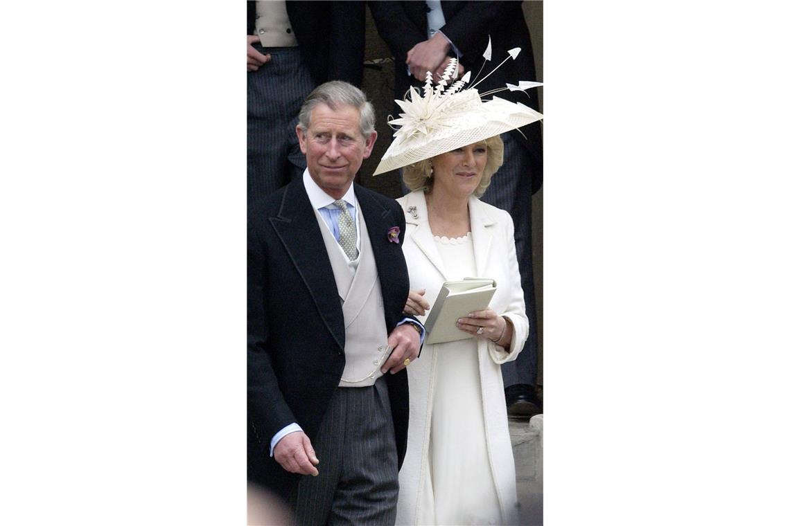 Eine Hochzeit und ein Todesfall Zur standesamtlichen Trauung im Rathaus von Windsor trug Camilla ein cremeweißes Ensemble mit ausladendem Hut.