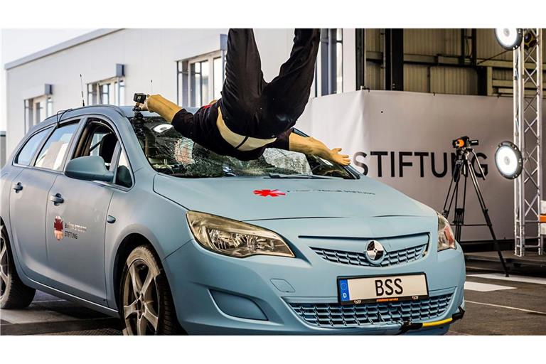 Zur Veranschaulichung der schweren Folgen wird im Crashtest ein Zusammenstoß von Fußgängern und Autos nachgestellt.