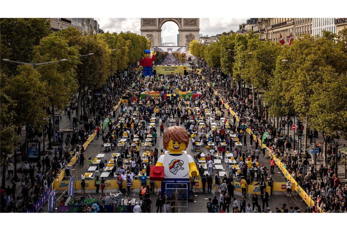 Zurück in die Kindheit: Riesiger Lego-Wettbewerb zieht durch Paris.