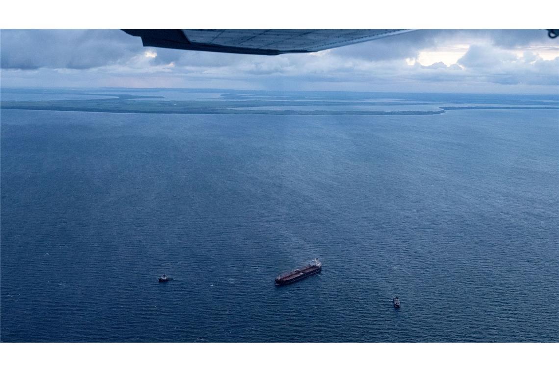 Havarierter Tanker vor Rügen wird Richtung Osten gezogen Zusätzliche Schiffe wurden zu dem havarierten Tanker und in dessen Nähe beordert.