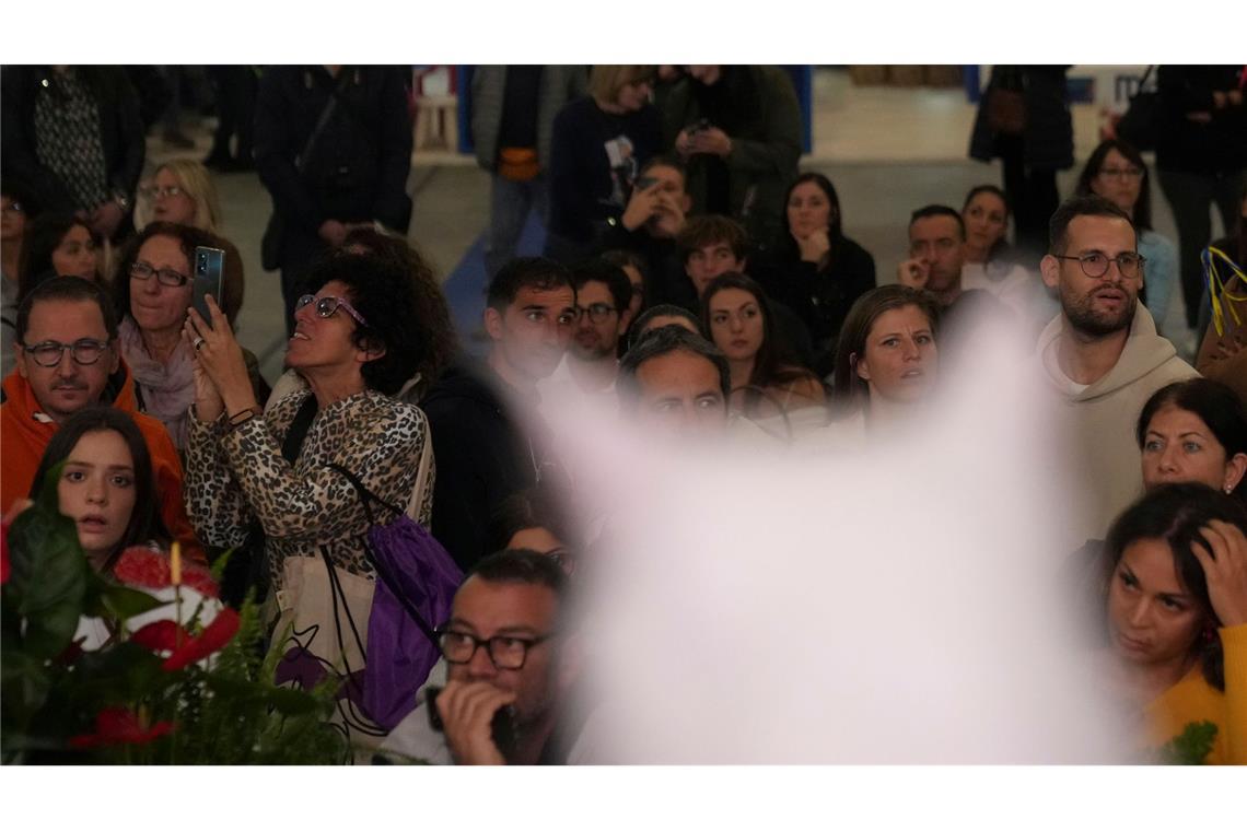 Bilder des Tages Zuschauer betrachten eine Katze auf der Bühne während eines Schönheitswettbewerbs für Katzen.