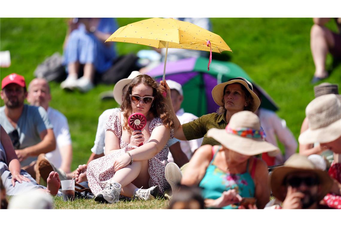 Bilder des Tages Zuschauer schützen sich gegen die Sonne und Hitze in Wimbledon.