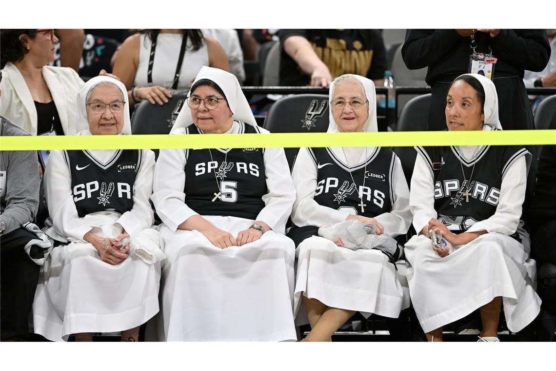 Zuschauer verfolgen ein NBA-Basketballspiel.