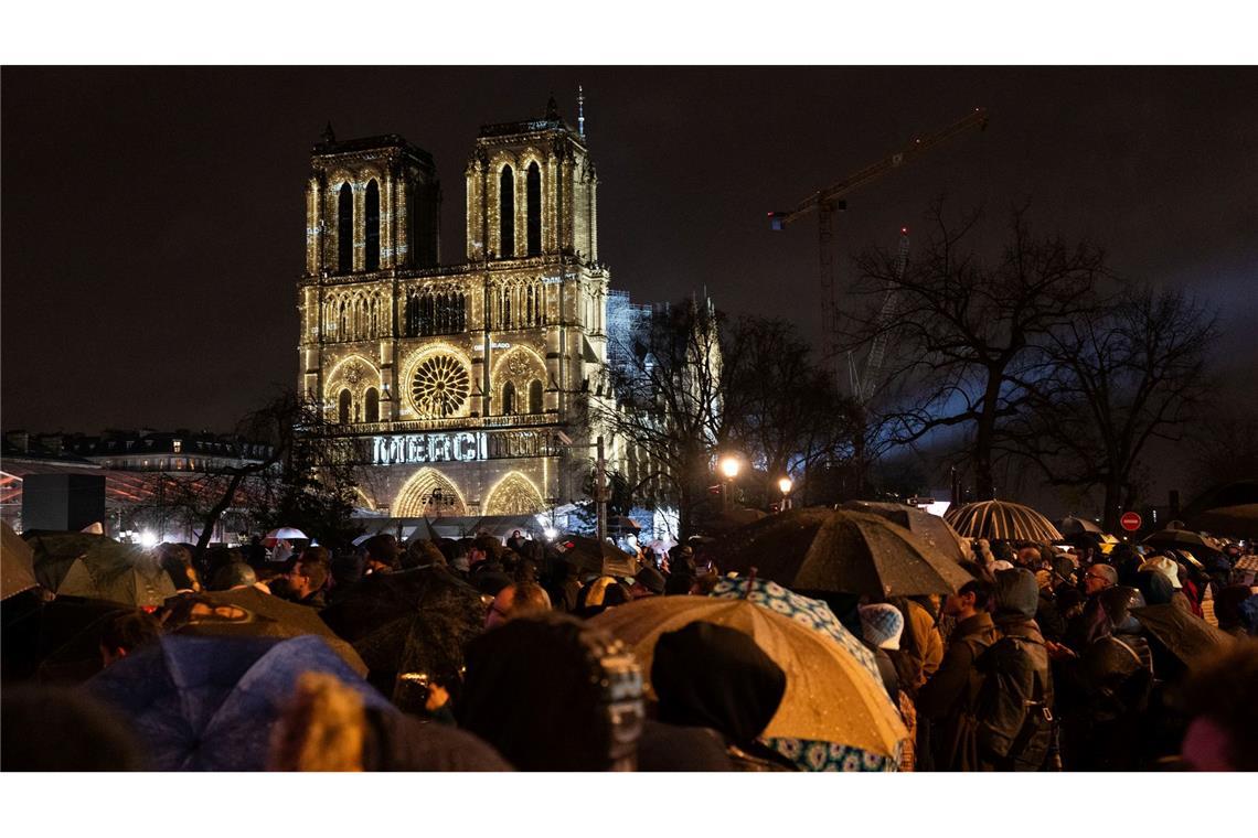Notre-Dame wiedereröffnet - mit Glanz und viel Emotionen Zuschauer versammelten sich vor der Kathedrale.