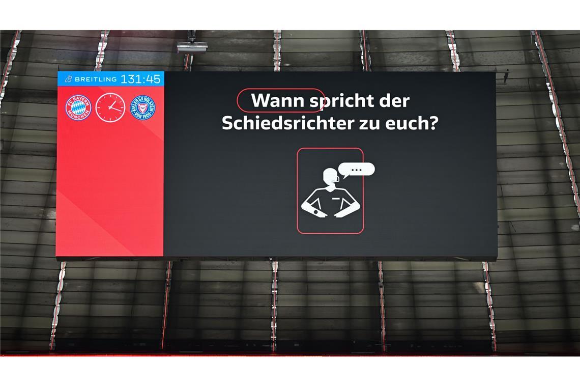 Schiedsrichter-Durchsagen künftig wohl in allen Stadien Zuschauer werden auf Anzeigentafel über das neue Pilotprojekt zum Videobeweis informiert (Archivfoto).