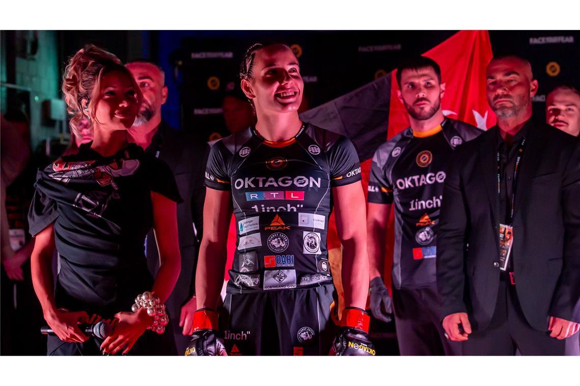 Zuvor hatte Shirin David (li.) einen Gastauftritt übernommen.