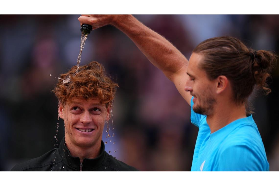 Zverev gratuliert Sinner mit Champagner-Dusche