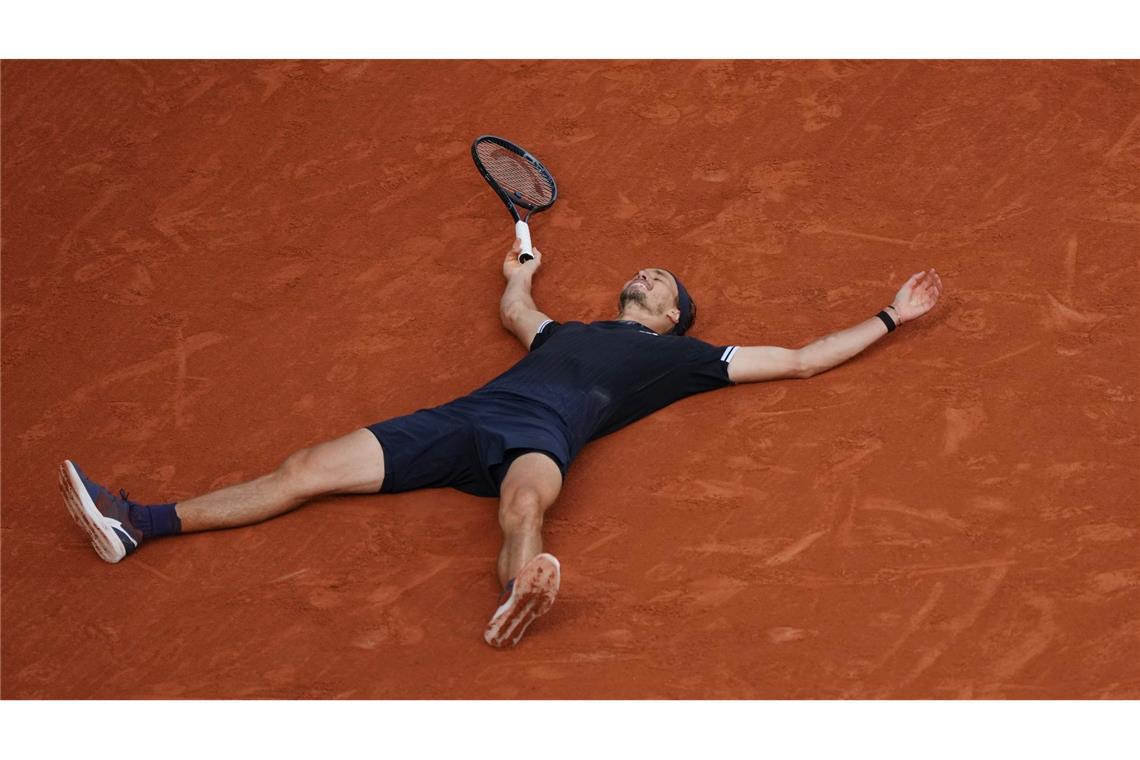 Zverev liegt auf dem Platz - Jubel nach Sieg