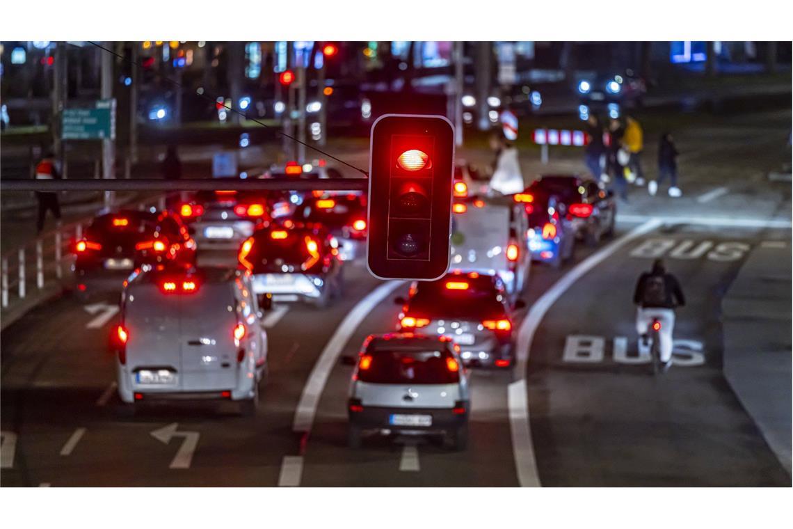 Wie stehen die Parteien zum Verbrenner-Aus der EU? Zwar dürfen auch ab 2035 auf deutschen Straßen noch Verbrenner-Autos fahren, Neuwagen dürfen Stand jetzt aber nicht mehr zugelassen werden.