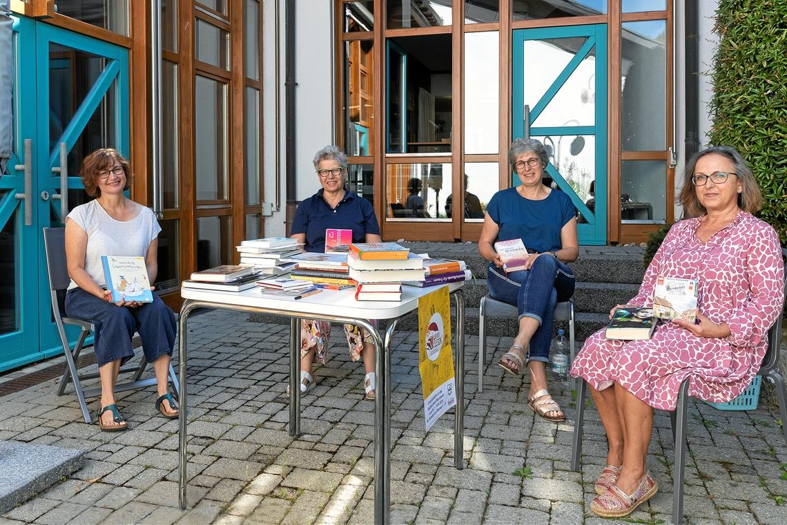 Zwar kann das Büchereicafé zurzeit nicht stattfinden, Silke Peter, Jutta Brasch, Gunda Altherr und Heike Kronmüller (von links) haben trotzdem jede Menge Lesetipps zusammengetragen. Foto: J. Fiedler