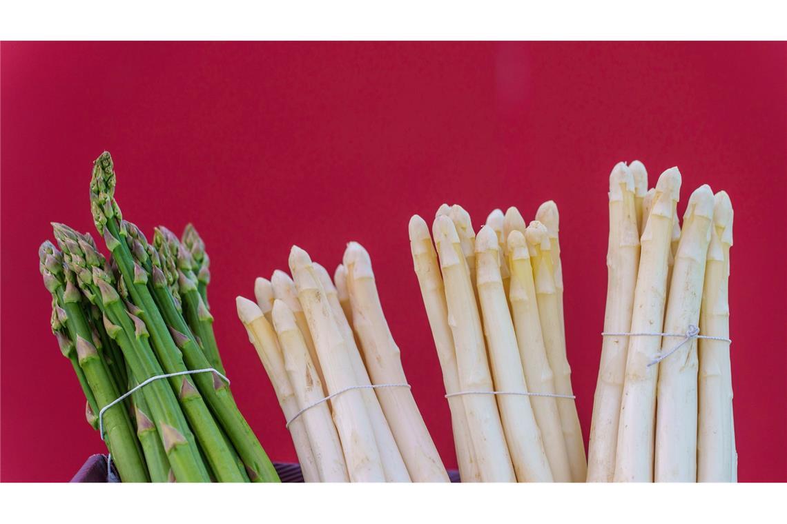 Das bleiche Gemüse ist wieder da - Spargel-Mythen und Fakten Zwar werden für weißen und grünen Spargel meist unterschiedliche Sorten verwendet, die Ursache der Färbung liegt aber in der Anbaumethode.