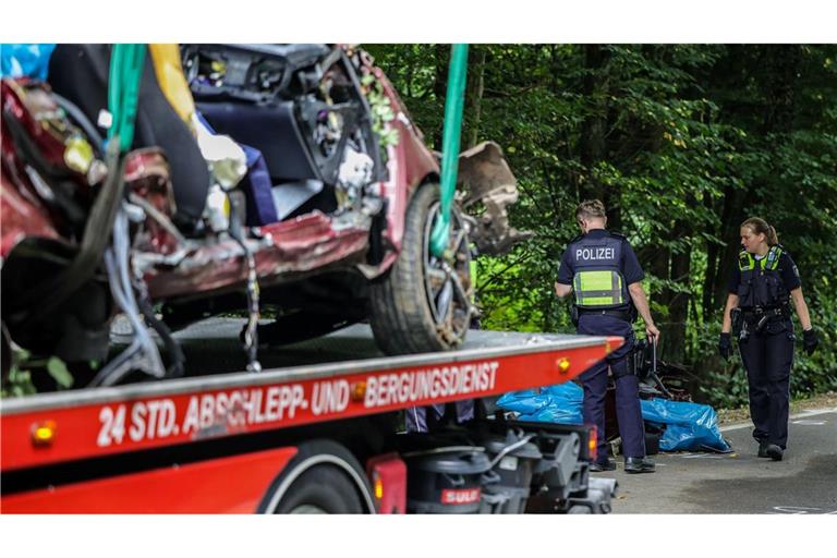 Zwei 19-jährige Männer sowie zwei 14 und 16 Jahre alte Mädchen sind bei einem Autounfall in Kürten gestorben. Am Steuer saß ein 16-Jähriger. Er überlebte. Der Wagen gehört seinen Eltern.
