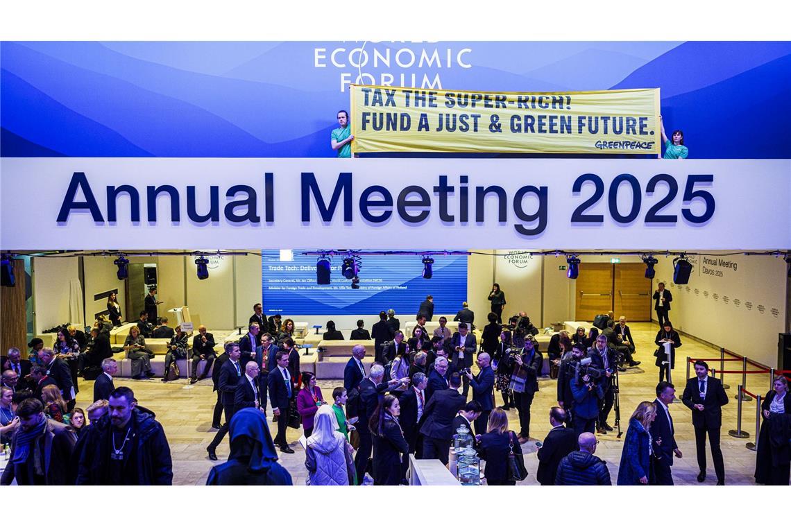 Greenpeace-Aktivisten dringen in WEF-Kongresszentrum ein Zwei Aktivisten von Greenpeace schafften es kurz vor der Eröffnung ins Tagungszentrum des Weltwirtschaftsforums.