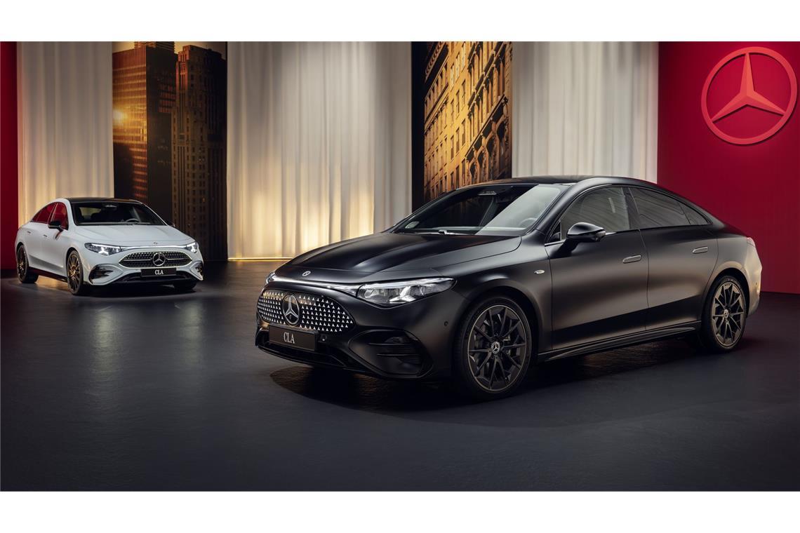 So sieht der Mercedes CLA mit Verbrennungsmotor aus Zwei Autos, zwei Antriebsarten: Rechts der neue elektrische CLA, links sein Pendant – ein Hybrid mit Verbrennungsmotor.