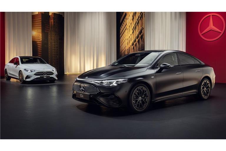 Zwei Autos, zwei Antriebsarten: Rechts der neue elektrische CLA, links sein Pendant – ein Hybrid mit  Verbrennungsmotor.
