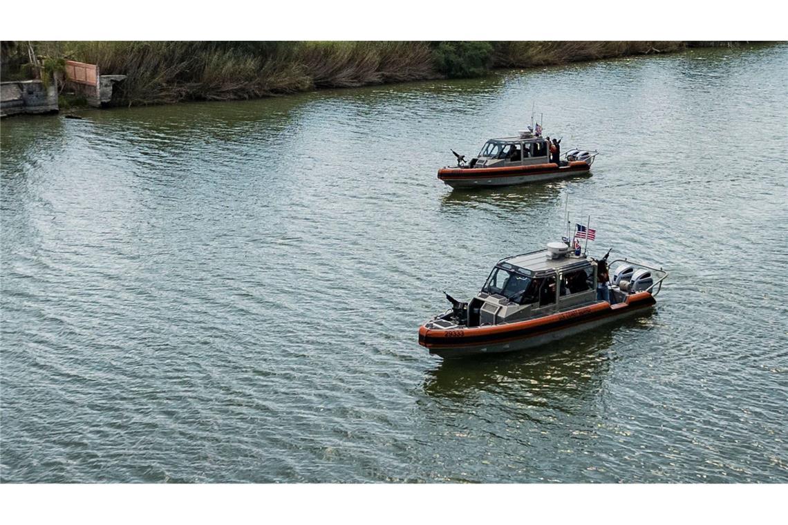 Zwei Boote der US-Küstenwache sind  auf dem Rio Grande River unterwegs (Symbolbild).