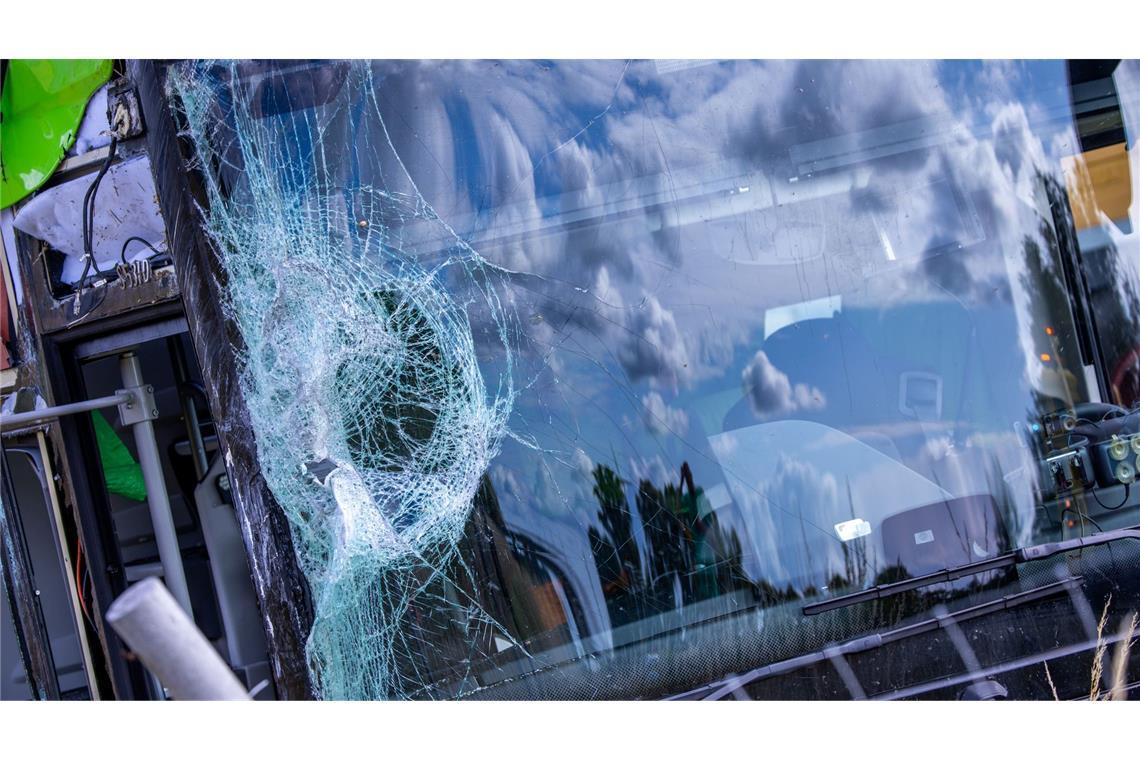 Nächtlicher Busunfall - viele Verletzte, unklare Ursache Zwei Busfahrer waren laut Polizei an Bord.
