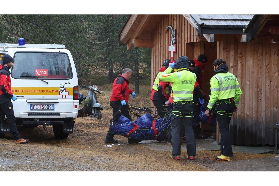 Lawinen-Drama in Südtirol: Fünf Deutsche tot Zwei der Todesopfer werden zu einer Hütte getragen.