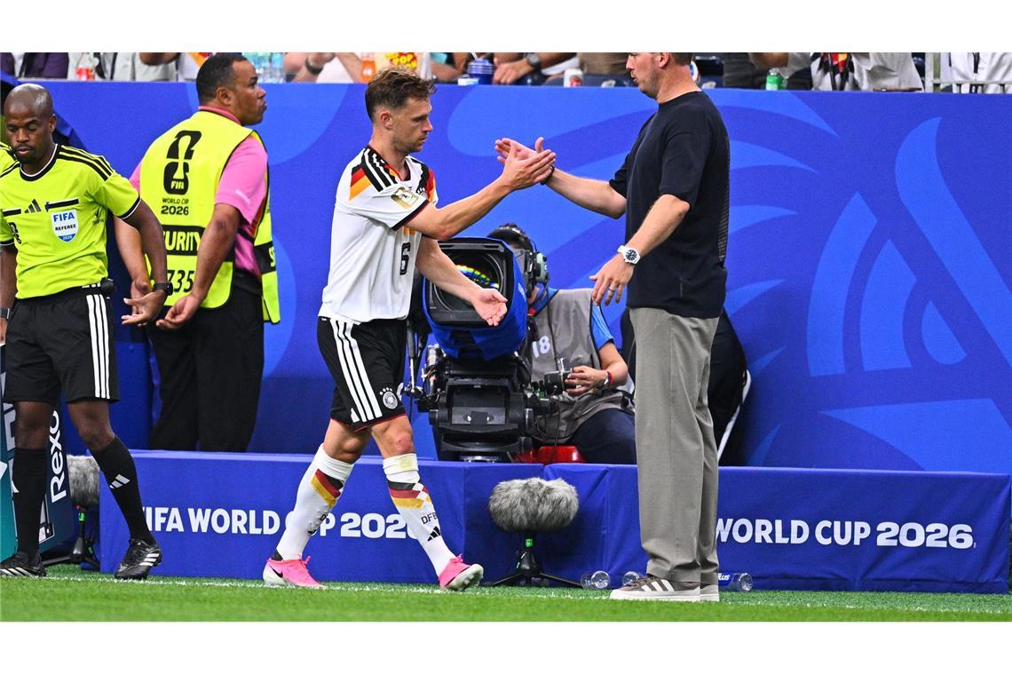 Zwei, die sich verstehen: Julian Nagelsmann klatscht mit Joshua Kimmich ab.