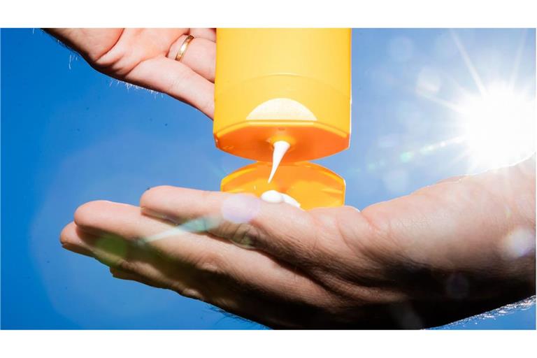 Zwei Discounterprodukte vorn: Die im Test besten Sonnencremes kosten unter vier Euro – und wurden mit „sehr gut“ bewertet.