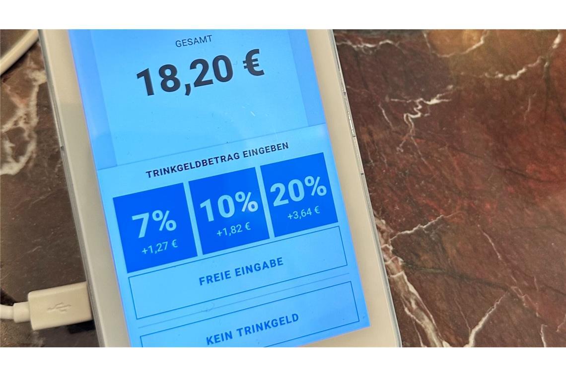 Zwei Drittel der Teilnehmer einer Bitkom-Umfrage gaben an, dass Trinkgeldvorschläge dazu führen, mehr Trinkgeld zu geben als ursprünglich geplant. (Symbolbild)