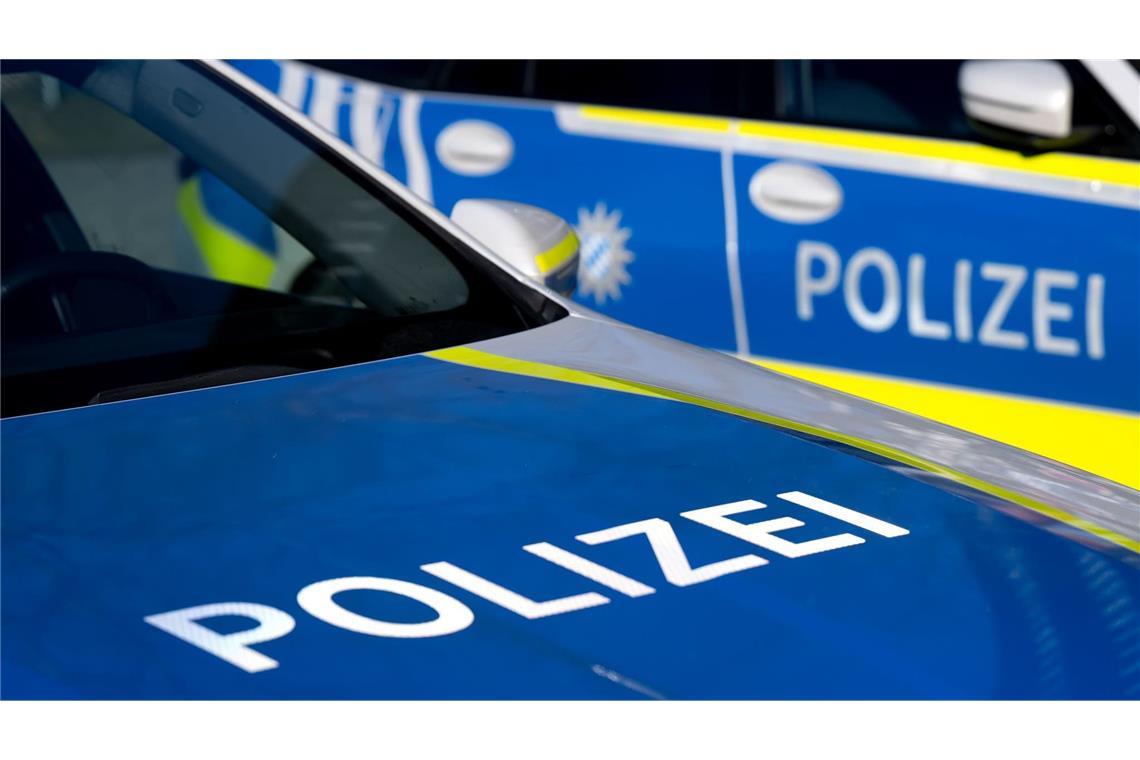Zwei Einsatzfahrzeuge der Polizei (zu dpa: «Mann fährt mit Traktor auf Menschenmenge zu - zwei Verletzte»)
