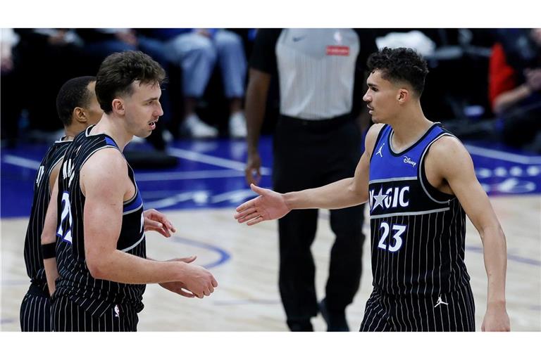 Zwei Europameister mit gutem Start: Franz Wagner (links) und Tristan da Silva haben mit den Magic den Auftakt in die Playoffs gewonnen.