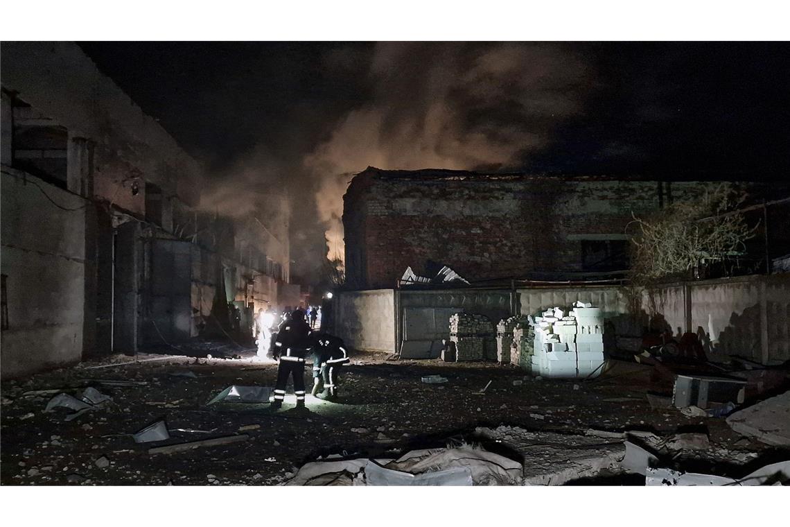 Viele Verletzte bei russischen Drohnenangriffen auf Ukraine Zwei Feuerwehrleute stehen am Ort eines russischen Drohnenangriffs. (Archivbild)