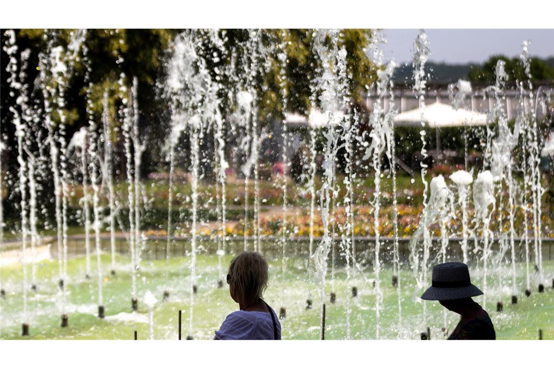 Die Hitze kommt: Temperaturen bis 35 Grad Zwei Frauen sitzen an einem Springbrunnen im egapark in Erfurt in Thüringen.