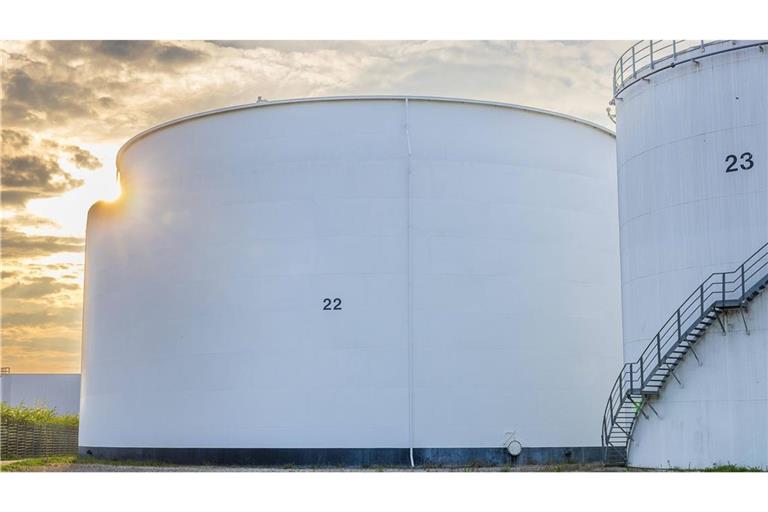 Zwei große weiße Lagertanks Nr. 22 und 23 im Tanklager des Nürnberger Hafens im Abendlicht: Angesichts unterbrochener Lieferketten aus dem Nahen Osten rücken Deutschlands Kraftstoffreserven zunehmend in den Mittelpunkt der energiepolitischen Debatte.
