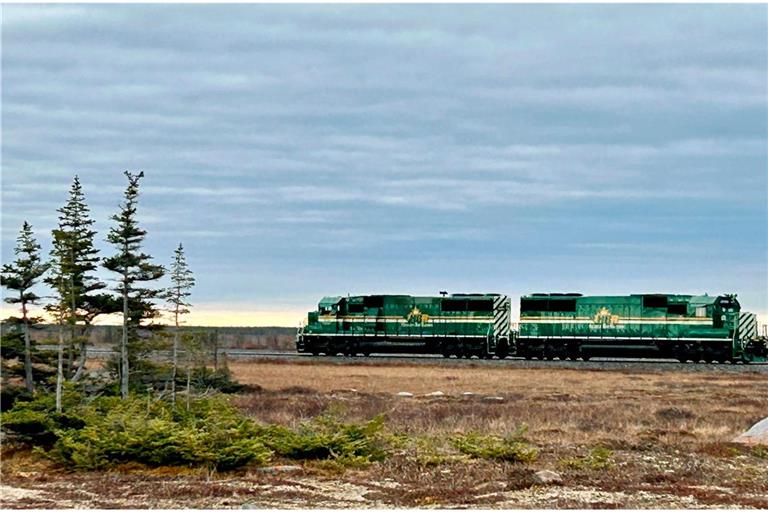Zwei Güterzug-Loks der Hudson Bay Railway in der Tundra bei Churchill in Kanada.
