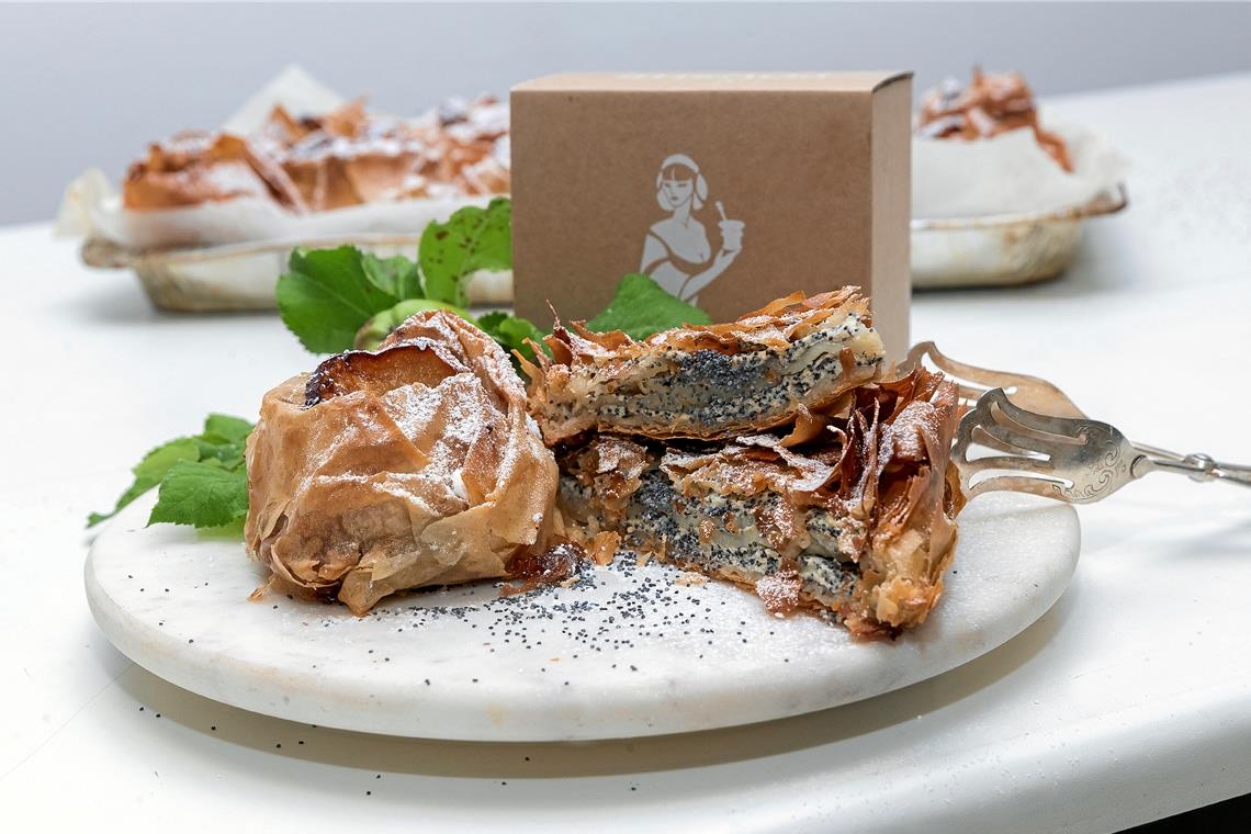 Zwei ihrer handgebackenen Klassiker – Apfel-Zimt- und Mohn-Quark-Strudel. Ihre Kreationen sind nach altem bulgarischen Familienrezept hergestellt, aber modern interpretiert, wie sie sagen. Zum Firmenlogo gehört die heilige Barbara, deren Schwert durch einen Mörser als traditionelles Küchengerät ersetzt ist.