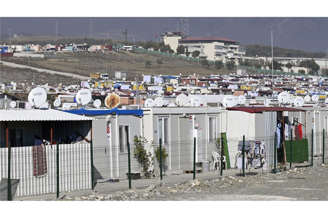 Feiern im Schutt - Das Leben nach dem Erdbeben in der Türkei Zwei Jahre nach den verheerenden Erdbeben in der Türkei leben weiter Zehntausende Menschen in Containern.