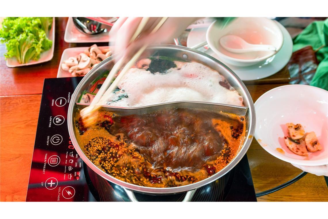 Pinkel-Eklat: Restaurant entschädigt Tausende Gäste Zwei Jugendliche haben in die Feuertopf-Brühe in einem chinesischen Restaurant gepinkelt. (Symbolbild)