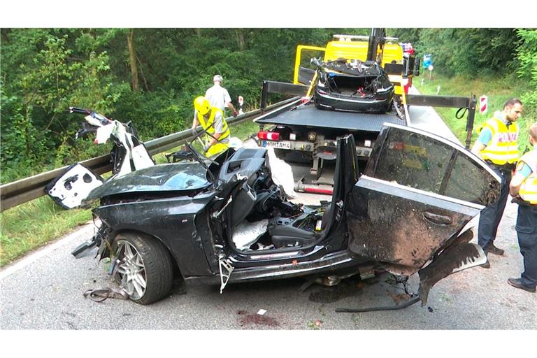 Zwei junge Menschen sterben bei dem Unfall auf der Landstraße.