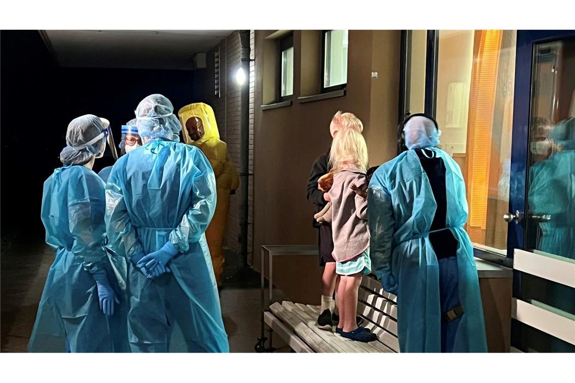 Zwei Kinder des US-amerikanischen Ebola-Patienten schauen durch ein Fenster zu ihrem Vater in die Isolierstation der Berliner Charité.