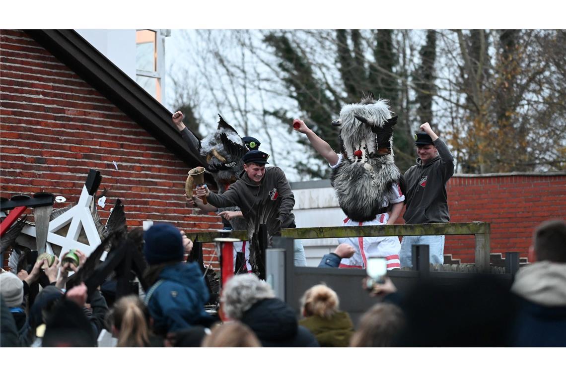 Zwei Klaasohms beginnen ihren Zug über die Insel Borkum.