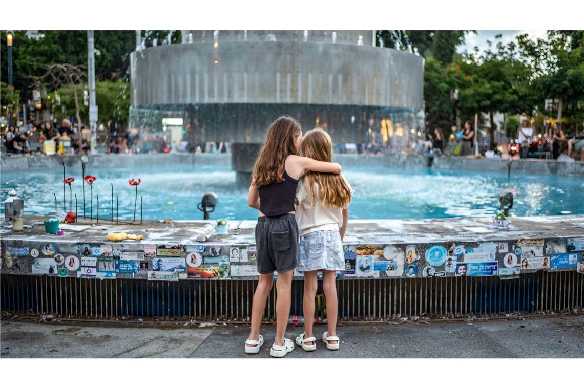 Bilder des Tages Zwei Mädchen stehen an der Gedenkstätte am Dizengoff-Brunnen in Tel Aviv im Vorfeld des zweiten Jahrestages des Hamas-Anschlags vom 7. Oktober 2023.